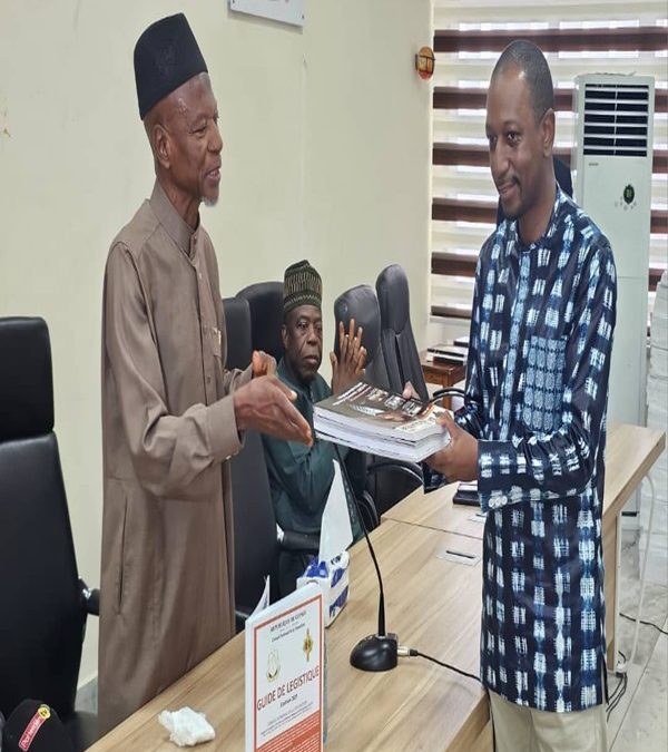 𝐂𝐍𝐓/ 𝐀𝐑𝐂𝐇𝐈𝐕𝐄𝐒 𝐍𝐀𝐓𝐈𝐎𝐍𝐀𝐋𝐄𝐒 :Présentation et remise de quatre documents réunis au sein du guide de la légistique et de magazines par le CNT au directeur des Archives Nationales de Guinée